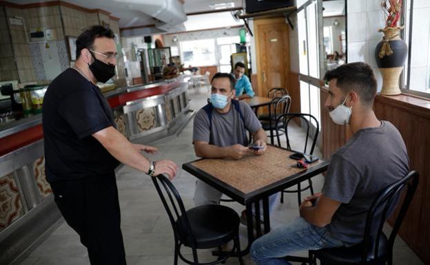 Andalucía adelanta la obligatoriedad mascarillas en bares y espacios públicos 