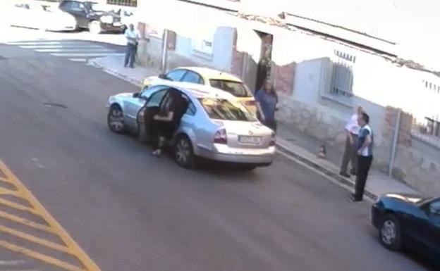 El sistema es siempre el mismo. Se aproximan con un coche al objetivo, al que previamente han seleccionado y seguido. Le preguntan algo y, cuando se ganan su confianza, le dan una abrazo como gesto de cortesía y aprovechan para robarle; si se da cuenta, emplean la violencia.