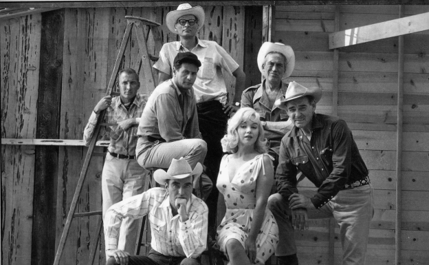 Equipo de 'Vidas rebeldes' (1961). El director John Huston, el guionista Arthur Miller y el productor Frank E. Taylor junto a Marilyn Monroe, Montgomery Clift, Clark Gable y Eli Wallach