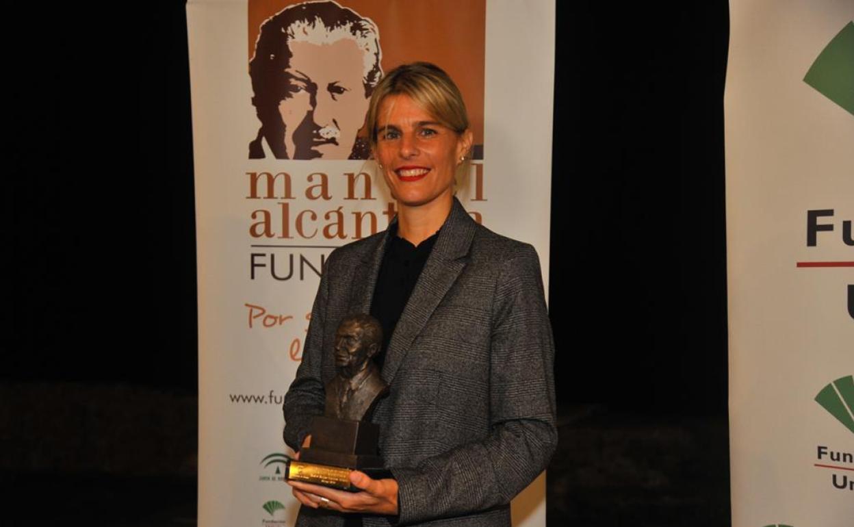 La autora Rocío Rojas-Marcos, con el busto de Alcántara esculpido por Jaime Pimentel. 