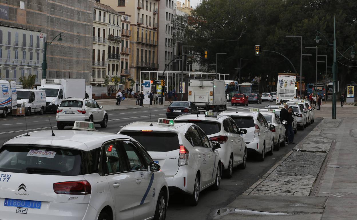 Taxis en la parada de la Acera de la Marina. 