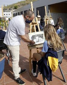 Imagen secundaria 2 - Arriba, un aula del IES Mediterráneo, con la mitad de alumnos que acuden a clase en días alternos. Debajo, un aula modular en el colegio El Pinar. A la derecha, clase al aire libre en Novaschool. 