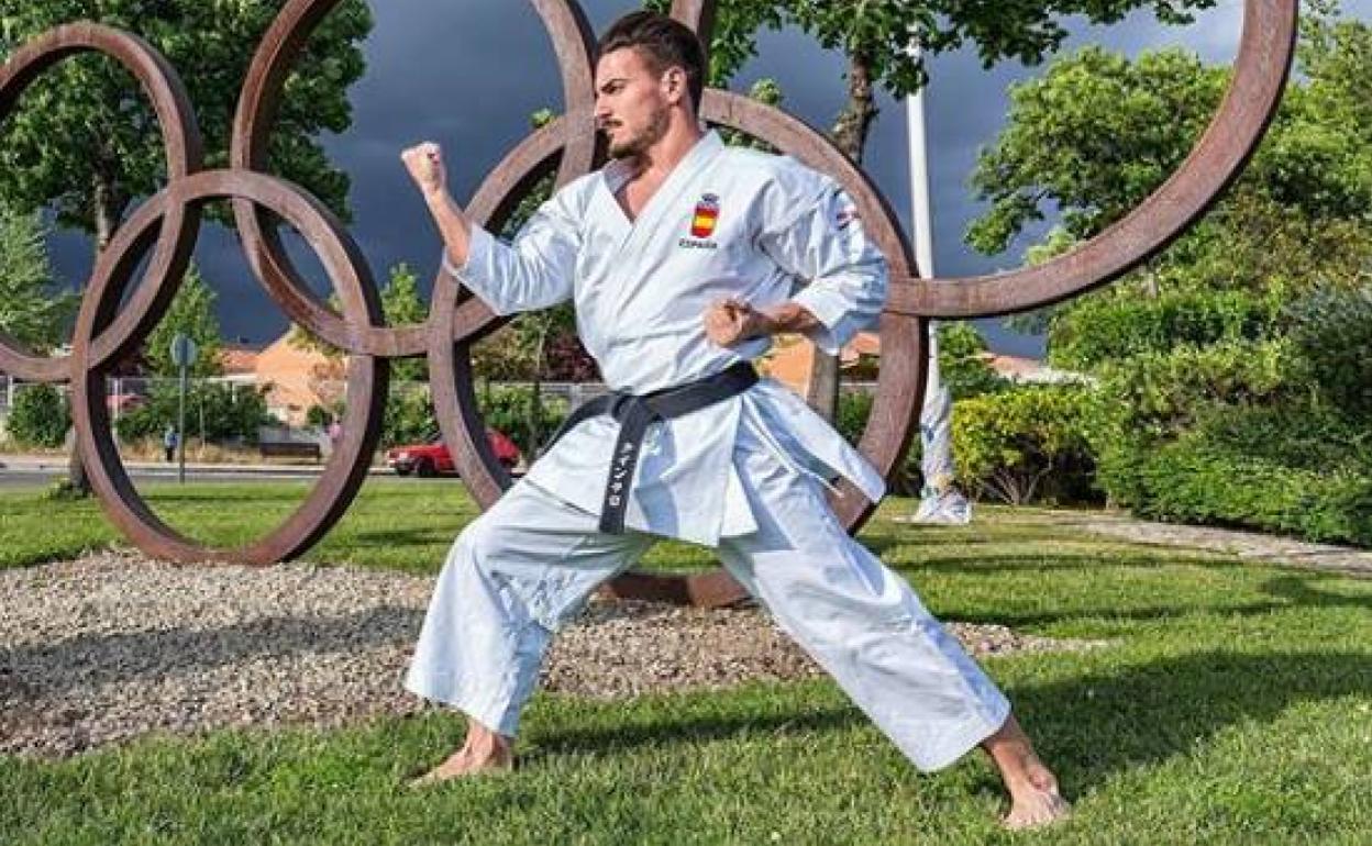 Damián Quintero, en un kata junto a los anillos olímpicos. 