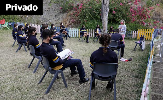 Estudiantes de primero de Bachillerato del Novaschool Añoreta, en una clase de Inglés con la profesora Blanca González. 