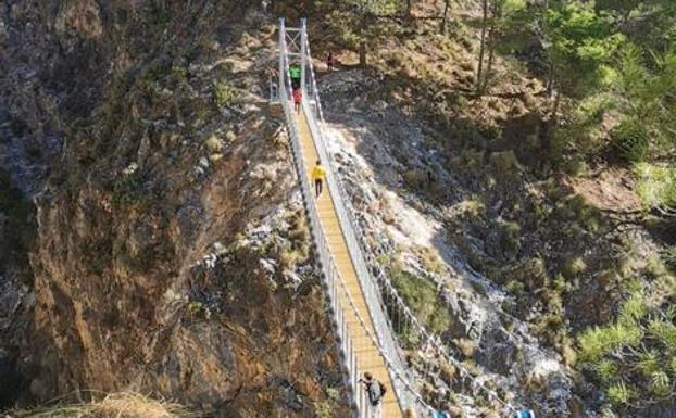 Imagen principal - Málaga suma un nuevo atractivo turístico con el Caminito del Rey de la Axarquía