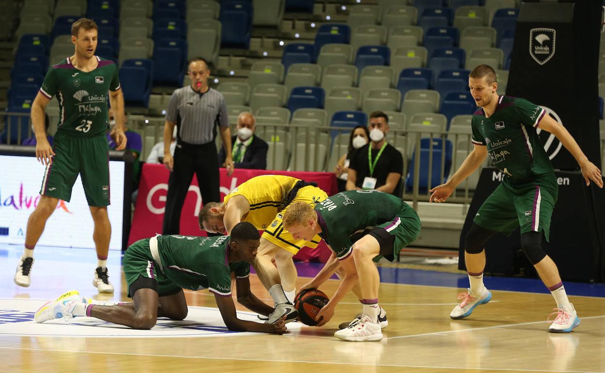 Nzonza y Alberto Díaz pelean por la bola desde el suelo el domingo ante el Iberostar Tenerife. 