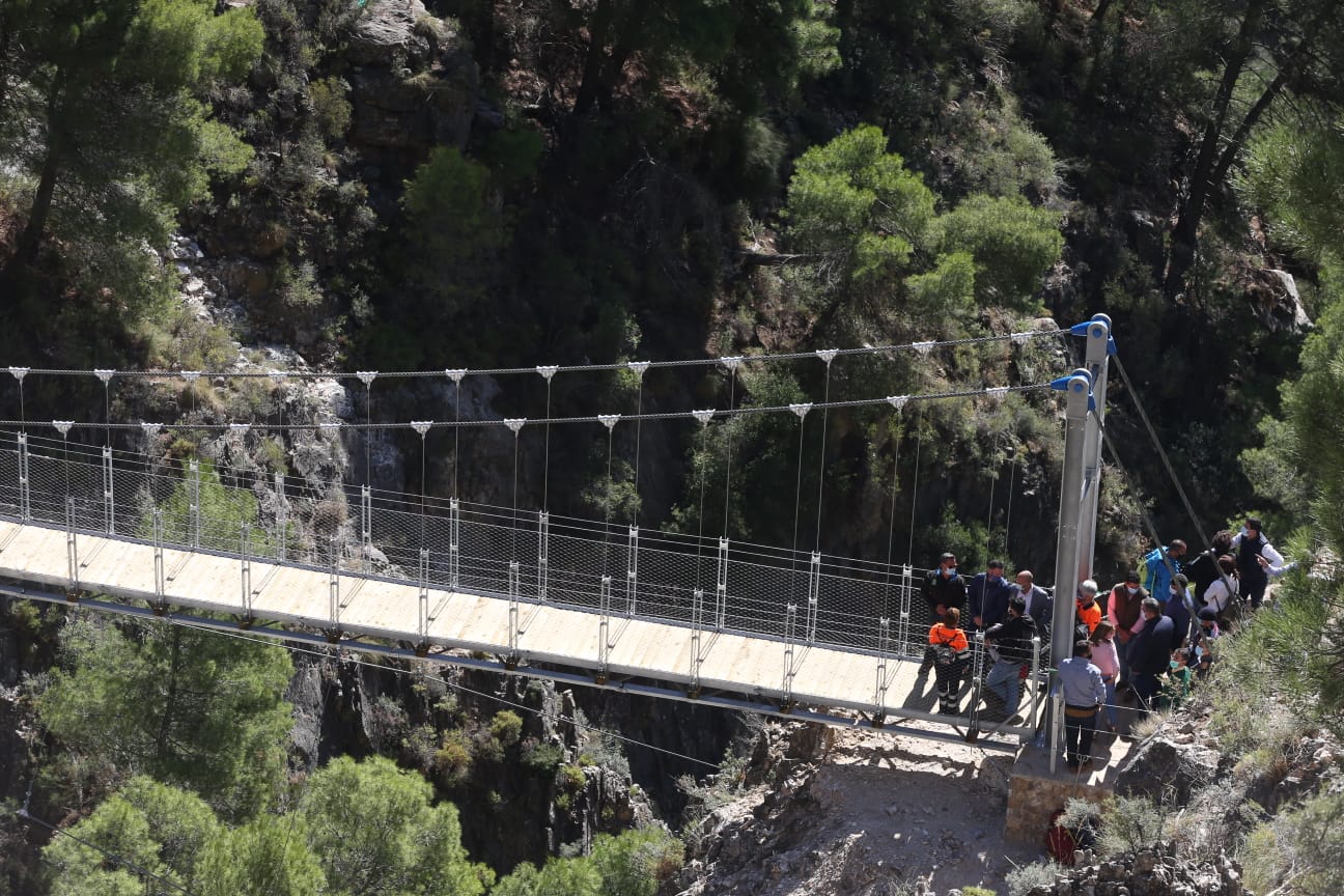 Así es el espectacular puente colgante de El Saltillo, una pasarela de 52 metros de largo situada a 62 metros de altura 