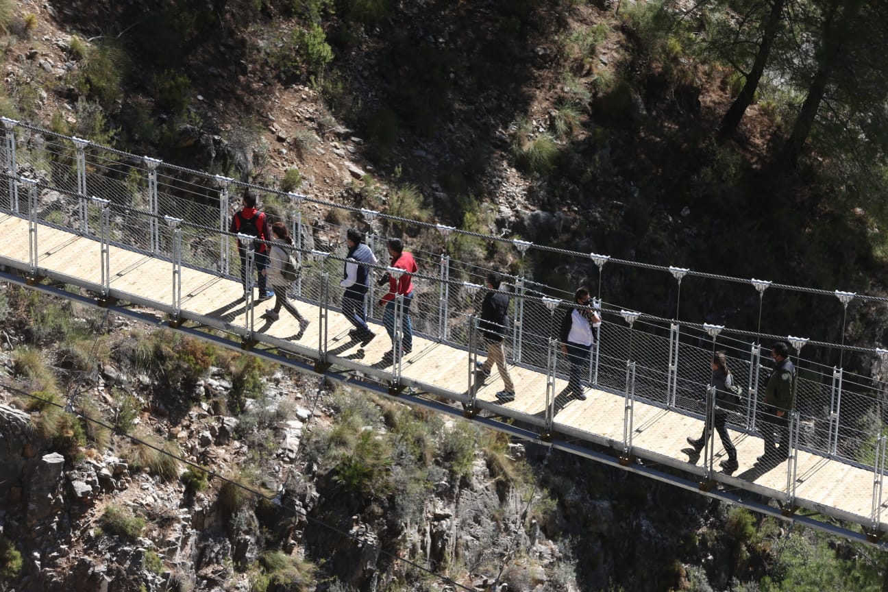 Así es el espectacular puente colgante de El Saltillo, una pasarela de 52 metros de largo situada a 62 metros de altura 