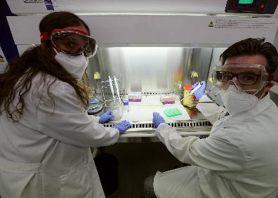 Imagen secundaria 1 - Los técnicos, con el equipo de PCR en tiempo real analizando los resultados. A la derecha, uno de los laboratorios biológicos. 