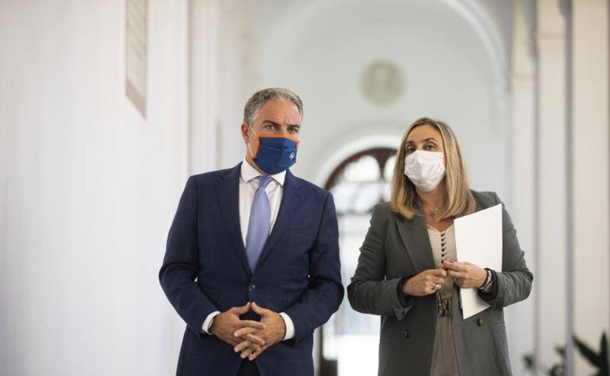 El consejero de Presidencia y Administraciones Públicas e Interior y Portavoz de la Junta de Andalucía, Elías Bendodo y de la consejera de Fomento, Infraestructuras y Ordenación del Territorio, Marifrán Carazo, a su llegada a la rueda de prensa 