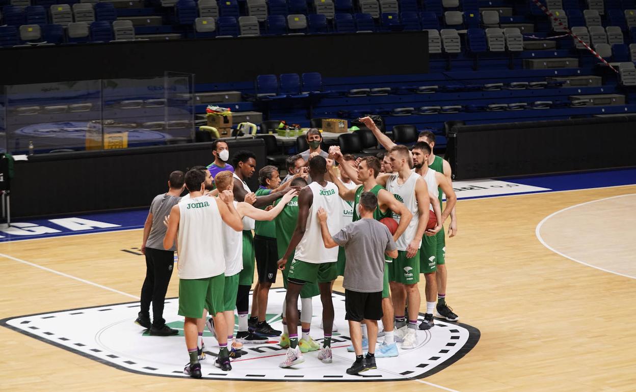 Los jugadores del Unicaja hacen una piña en el entrenamiento de este martes. 