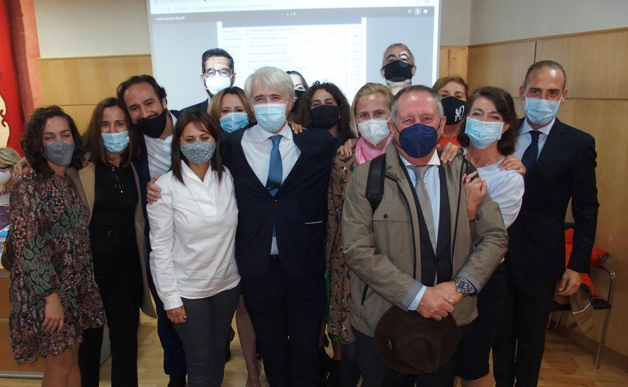 Salvador González, en el centro de la imagen, junto a su equipo. 
