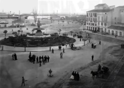 Imagen secundaria 1 - Arriba, en primer término, la casa de Moreno Villa. Abajo, a la derecha, un autobús reposta en la primera gasolinera de Málaga. A la izquierda, la casa de Moreno Villa. 