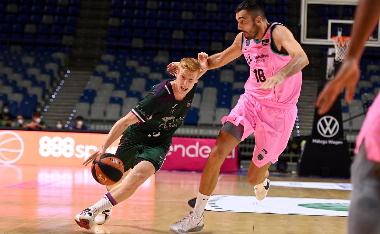 Alberto Díaz, presionado por Oriola durante el partido ante el Barcelona jugado en Málaga. 