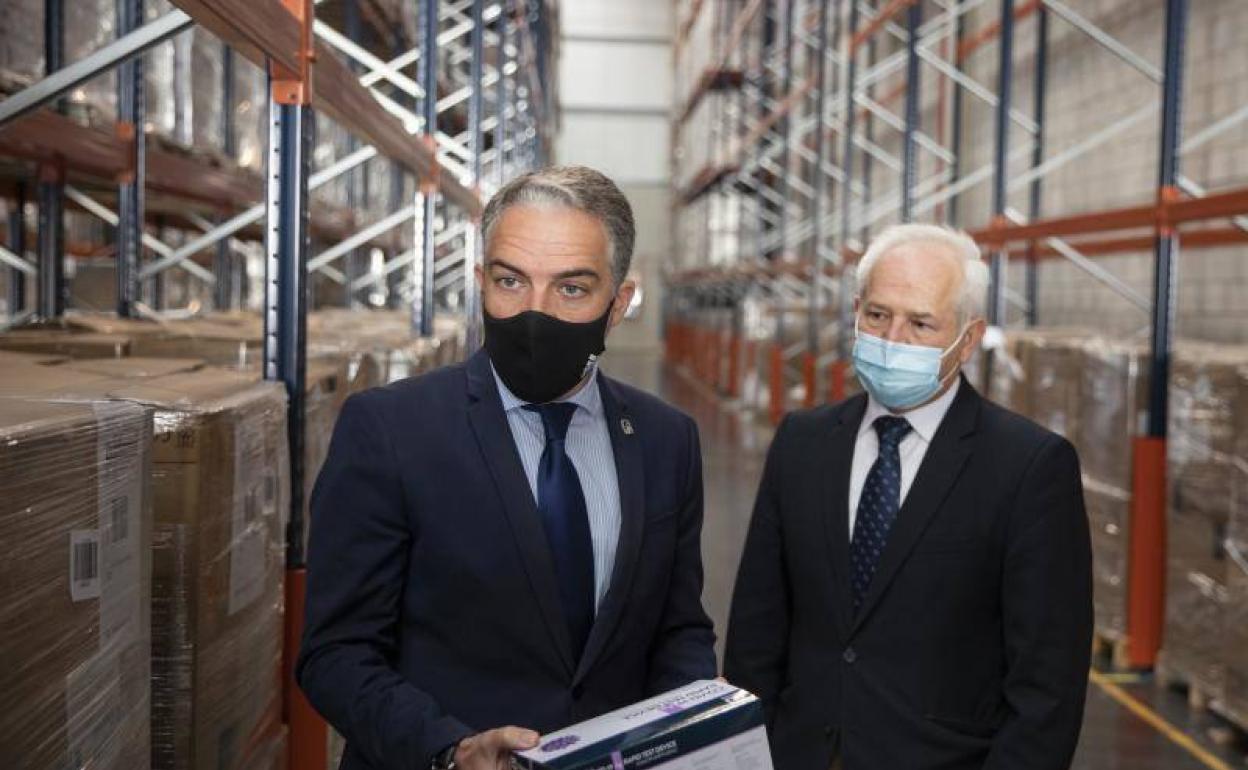 Bendodo, este jueves durante la visita en Sevilla al almacén central del Servicio Andaluz de Salud (SAS). 