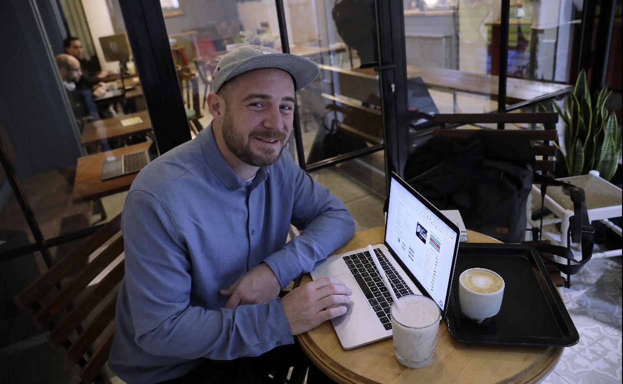 Una mesa y conexión a internet: es lo que Claudio Gerlich necesita para trabajar desde Málaga para Alemania. 