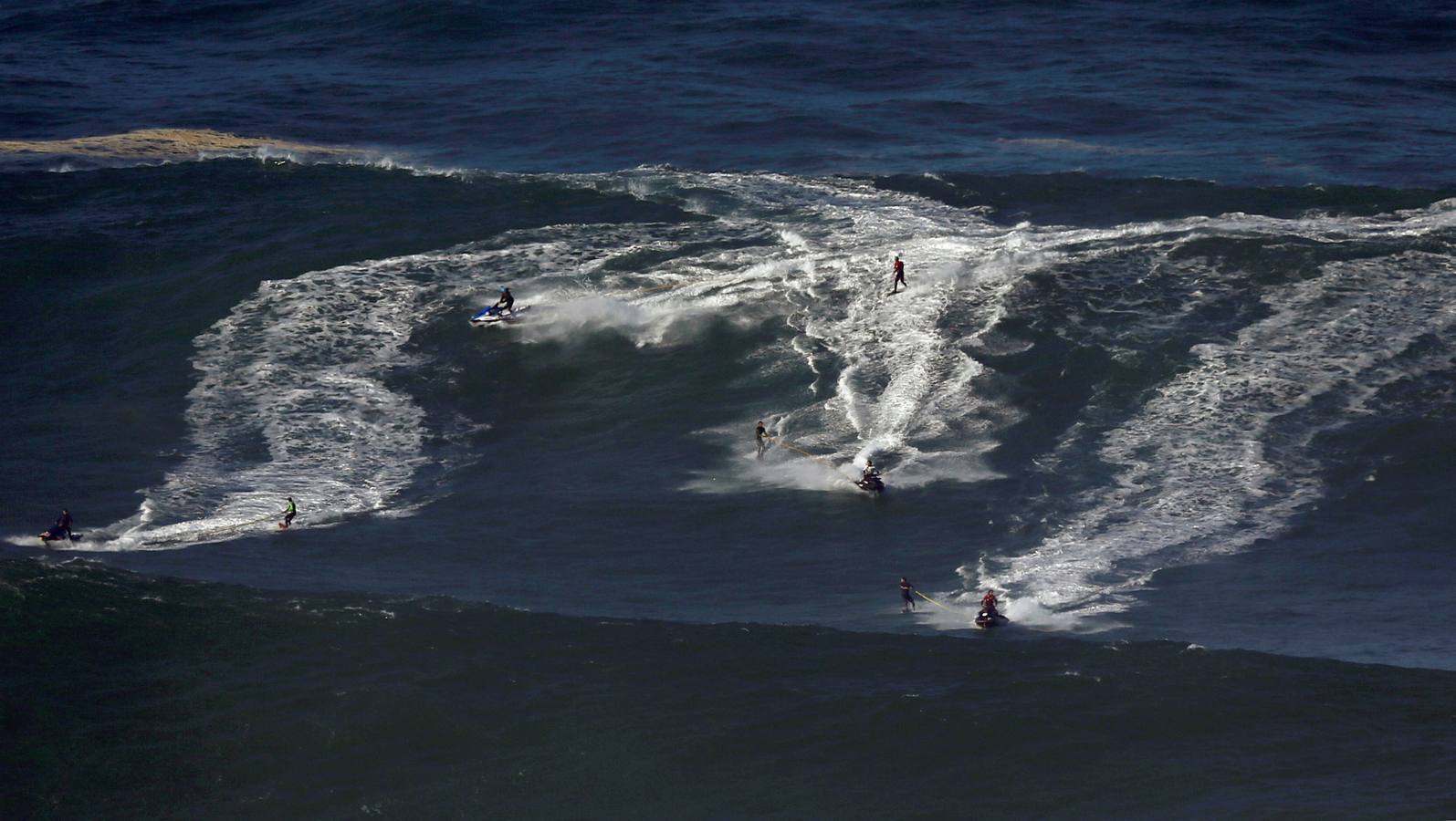 Fotos: Las olas gigantes vuelven a Nazaré