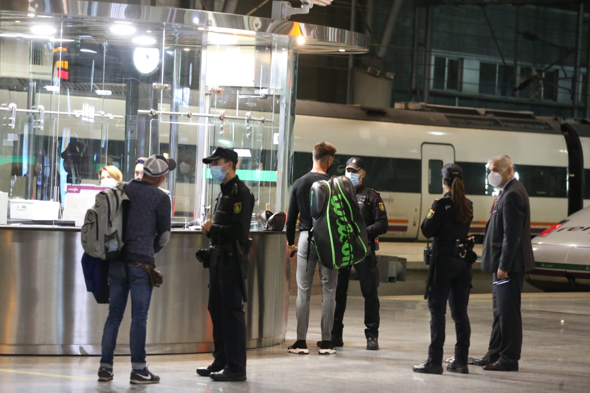 Control policial en el AVE este viernes a primera hora. 