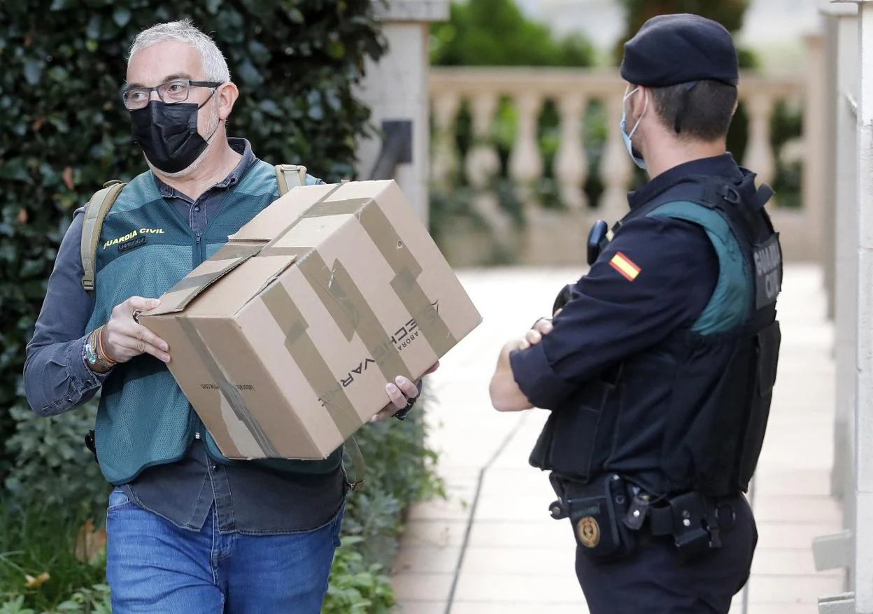 Agentes de la Guardia Civil durante uno de los registros llevados a cabo en Cataluña el miércoles pasado. Andreu Dalmau / efe