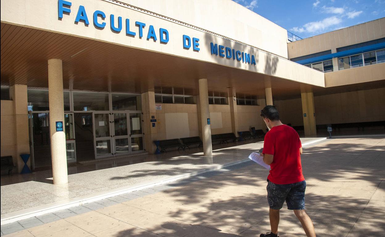 Un alumno, ante la Facultad de Medicina de la Universidad de Málaga. 