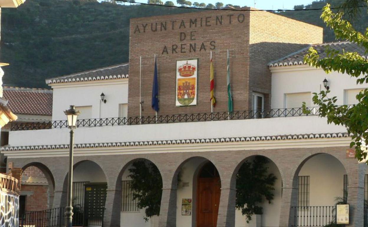 Fachada principal del Ayuntamiento de Arenas. 