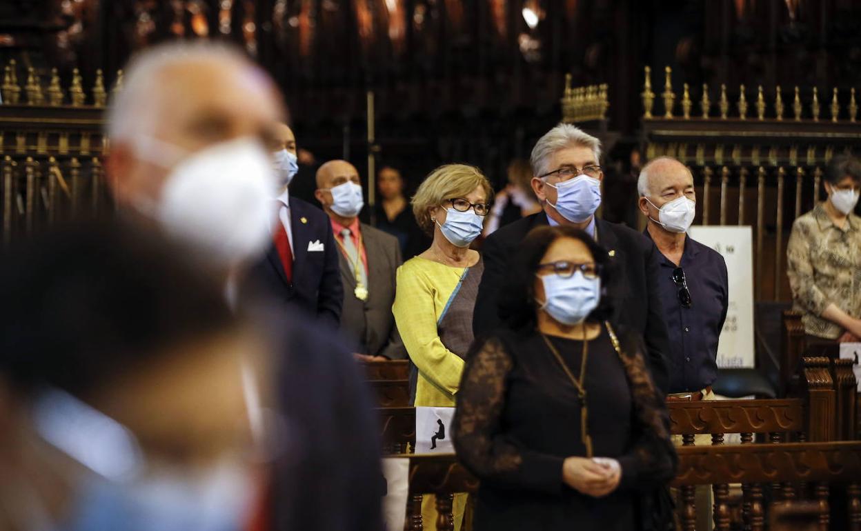 Fieles, provistos con mascarilla y guardando las distancias de seguridad, en la Catedral de Málaga. 