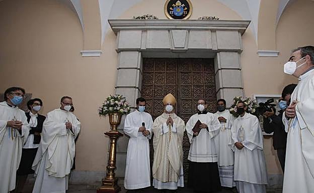 Catalá ha presidido la ceremonia de la apertura de la puerta santa y la eucaristía. 