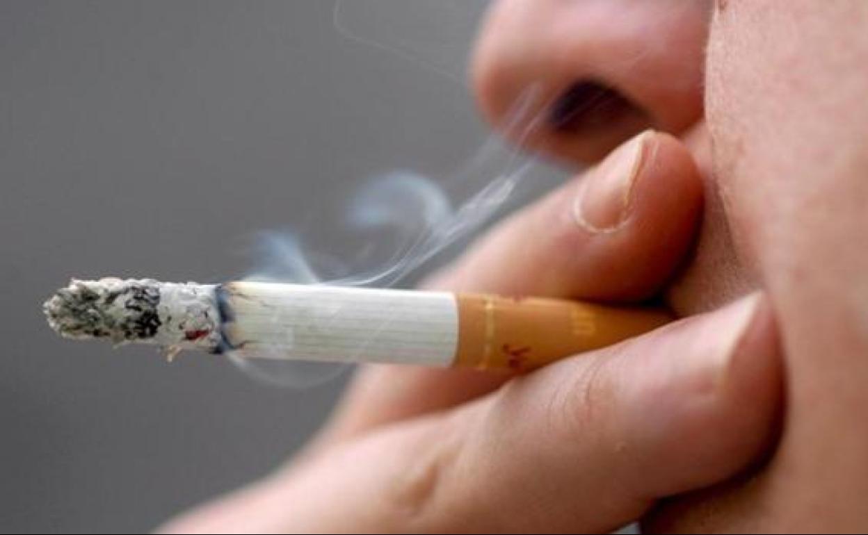 Illa anuncia la intención del Gobierno de subir el precio del tabaco