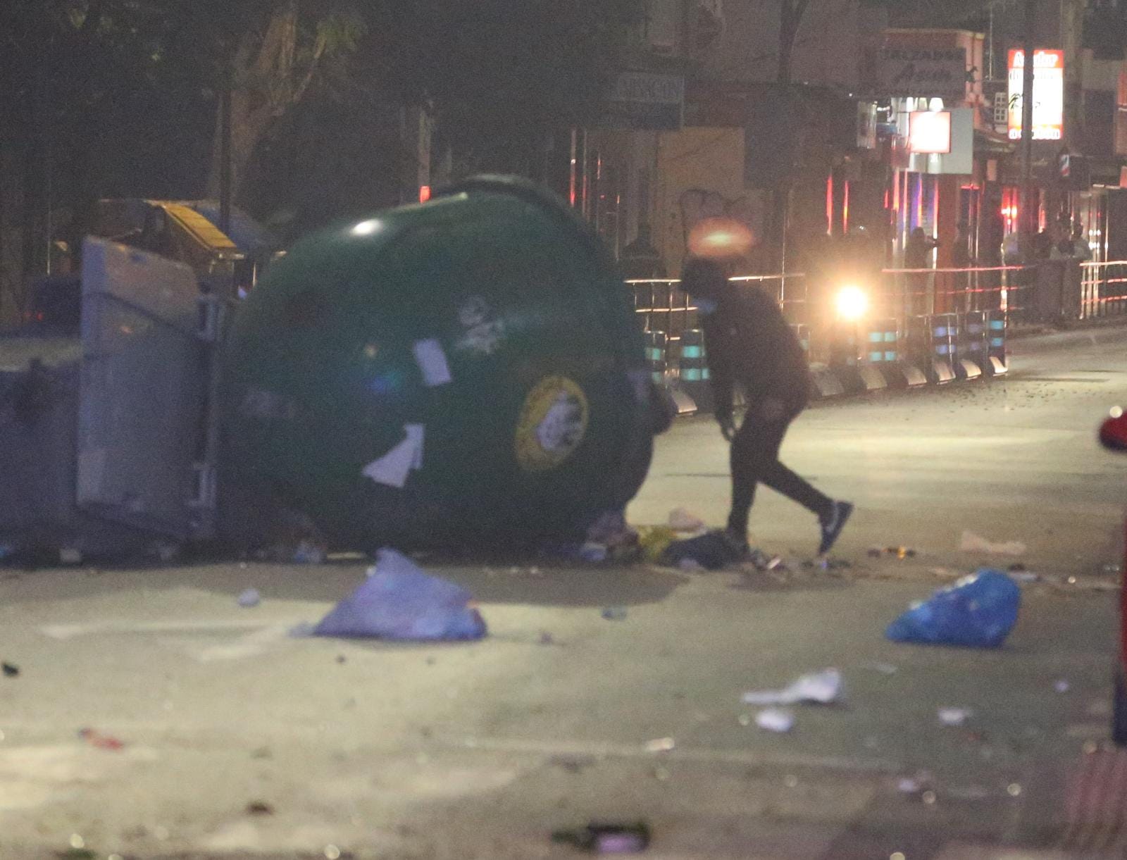 Los manifestantes se enfrentaron a la policía durante la noche del sábado 