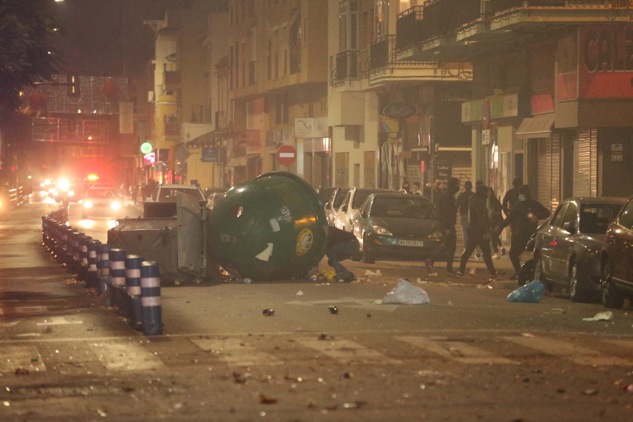 Los manifestantes se enfrentaron a la policía durante la noche del sábado 