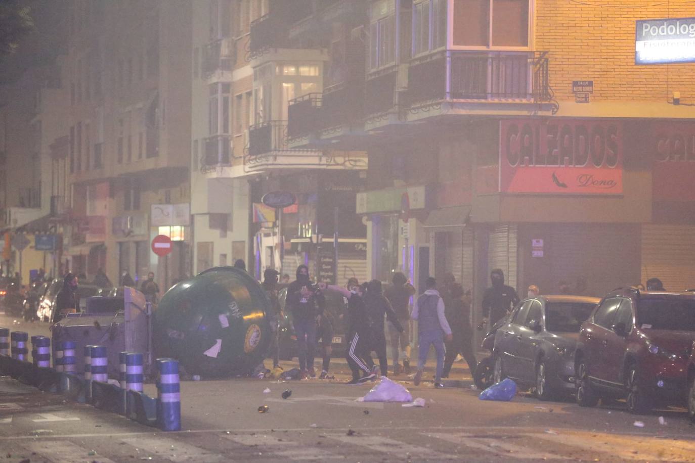 Los manifestantes, muchos con estética radical, se enfrentaron a la policía 