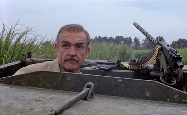 Imagen principal - Arriba, Sean Connery, en la desembocadura del Guadalhorce en el rodaje de 'Cuba' (1979). Abajo, bailando en una fiesta en Marbella en los 90 (izquierda), y con Martine Carol, en 'La frontera del terror' (1957) 