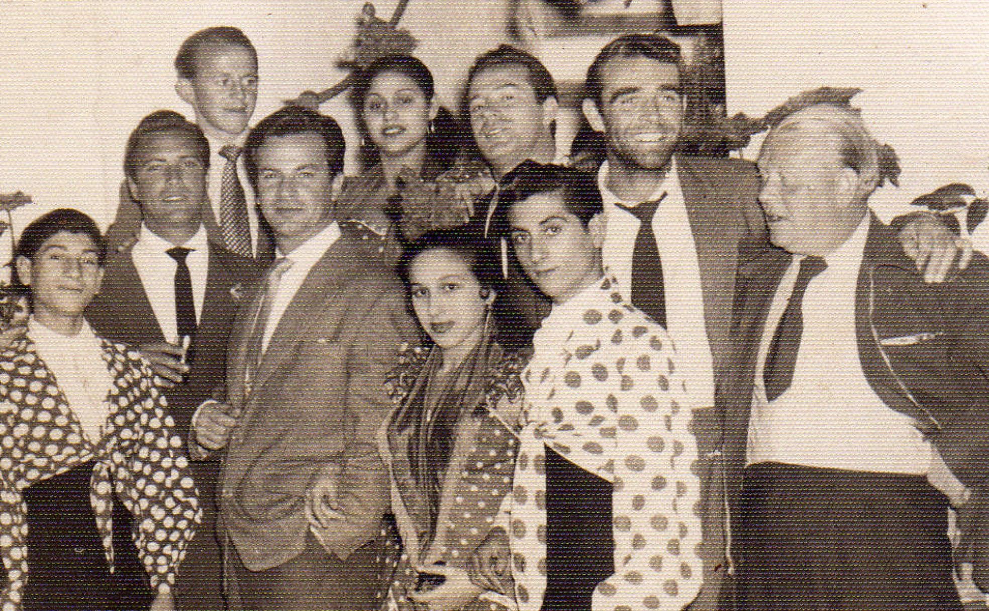 Sean Connery (segundo derecha), junto a Carrete, La Cañeta, Pepito Vargas, La Quica y miembros de la película 'La frontera del terror', durante el rodaje en Málaga en 1957. 