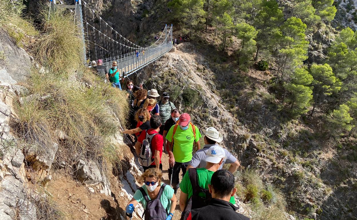 Colas para acceder al puente colgante sobre el río Almanchares, este sábado. 