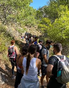 Imagen secundaria 2 - Tres imágenes de las aglomeraciones registradas este sábado en el sendero de montaña del Saltillo. 