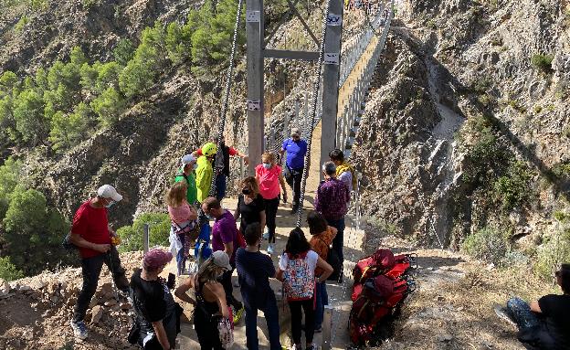 Imagen principal - Tres imágenes de las aglomeraciones registradas este sábado en el sendero de montaña del Saltillo. 