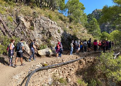 Imagen secundaria 1 - Tres imágenes de las aglomeraciones registradas este sábado en el sendero de montaña del Saltillo. 