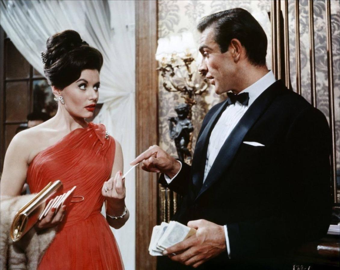 Eunice Gayson, primera 'chica Bond', junto a Sean Connery en una escena de 'Agente 007 contra el Doctor No'.