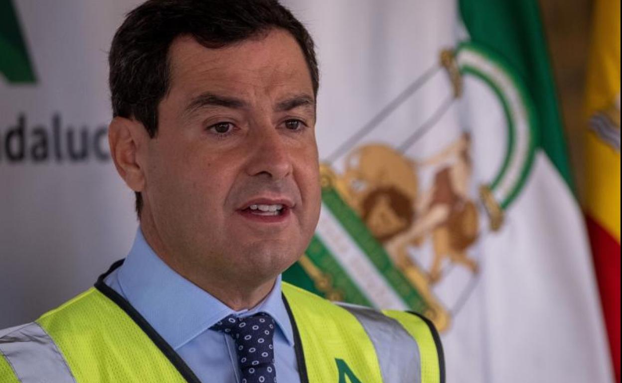 Juanma Moreno, durante su visita el viernes a las obras de reforma que se ejecutan en el Hospital Universitario Juan Ramón Jiménez de Huelva.