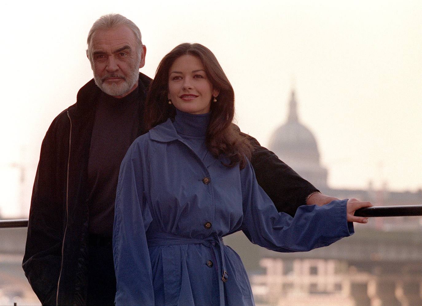 Sean Connery posa con la actriz Catherine Zeta-Jones.