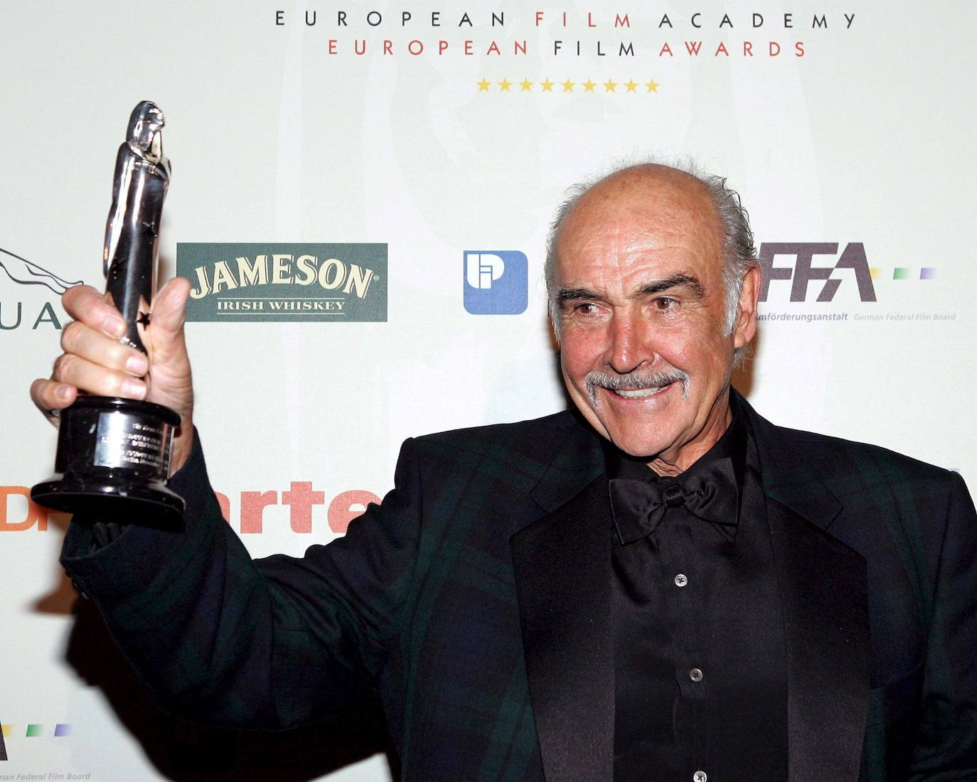 Sean Connery posa con su trofeo durante la ceremonia de entrega de los premios de la Academia Europea de Cine en Berlín, en 2005.