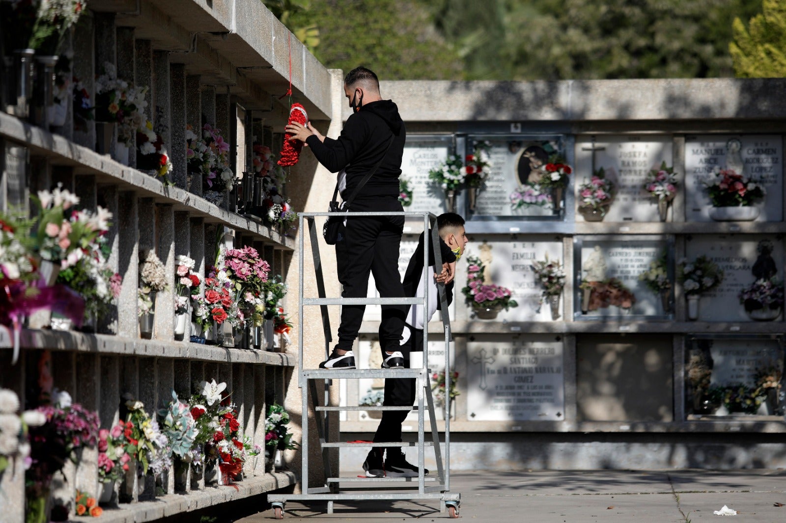 Los malagueños cumplen con la tradición de llevar flores a sus difuntos en la festividad del 1 de noviembre, en un año marcados por el coronavirus.