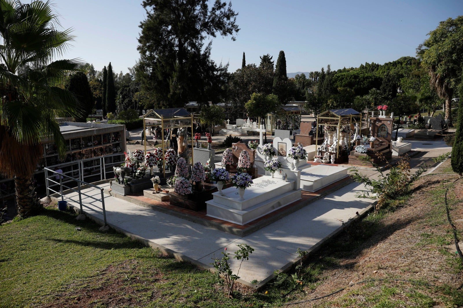 Los malagueños cumplen con la tradición de llevar flores a sus difuntos en la festividad del 1 de noviembre, en un año marcados por el coronavirus.