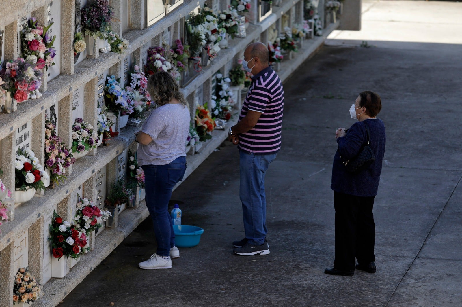 Los malagueños cumplen con la tradición de llevar flores a sus difuntos en la festividad del 1 de noviembre, en un año marcados por el coronavirus.