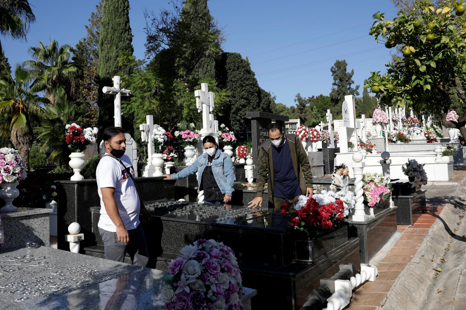 Los malagueños cumplen con la tradición de llevar flores a sus difuntos en la festividad del 1 de noviembre, en un año marcados por el coronavirus.