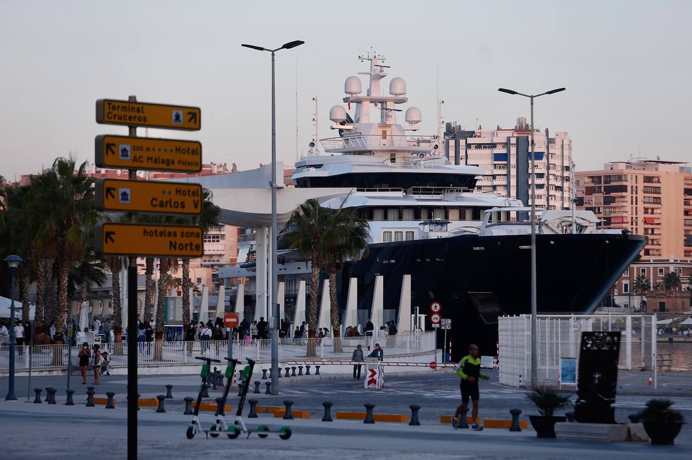 El yate, en el puerto de Málaga 