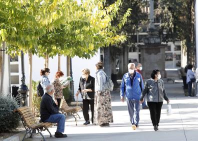 Imagen secundaria 1 - Un Día de Todos los Santos en Antequera marcado por la distancia y el móvil