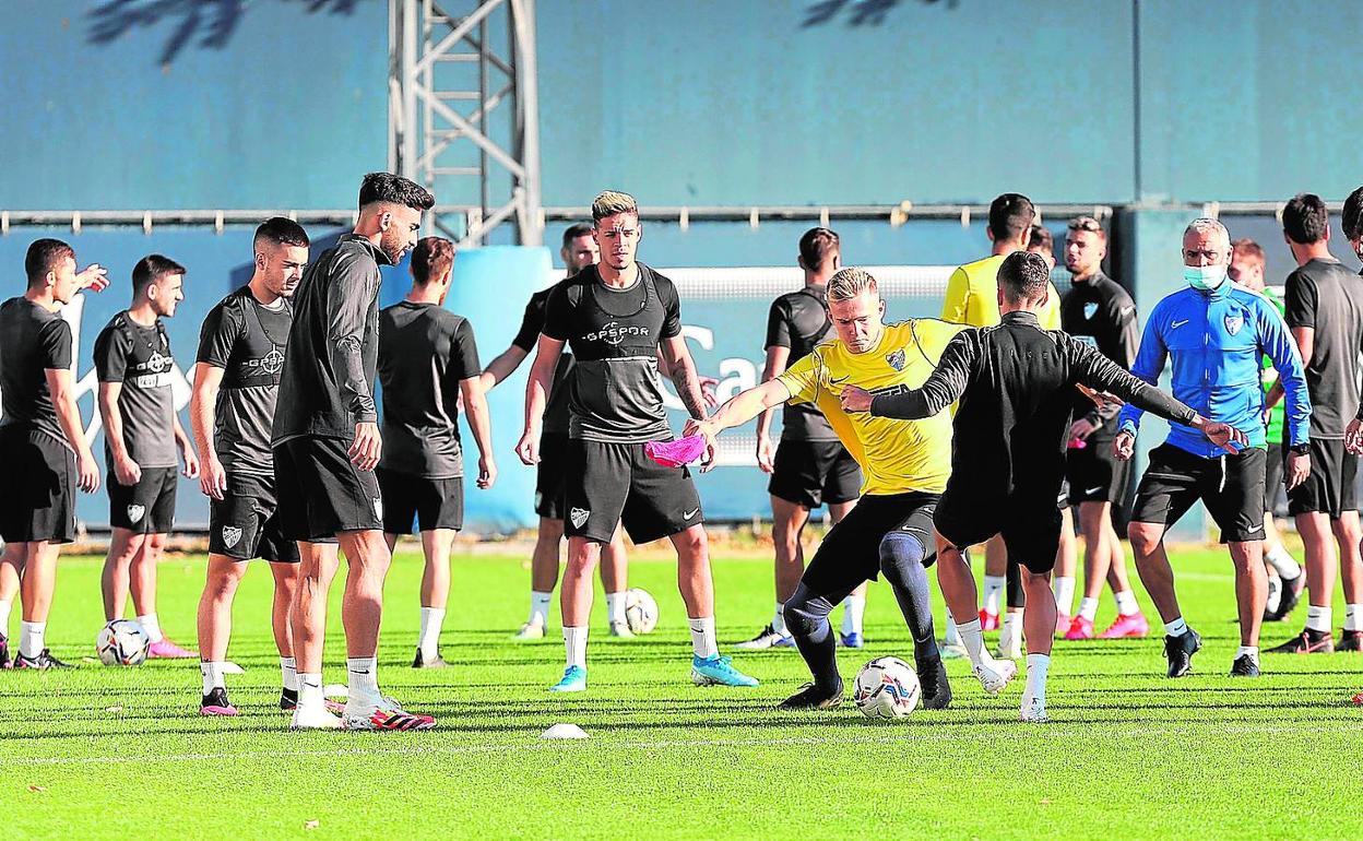 La plantilla del Málaga, durante un entrenamiento reciente en el Anexo. 