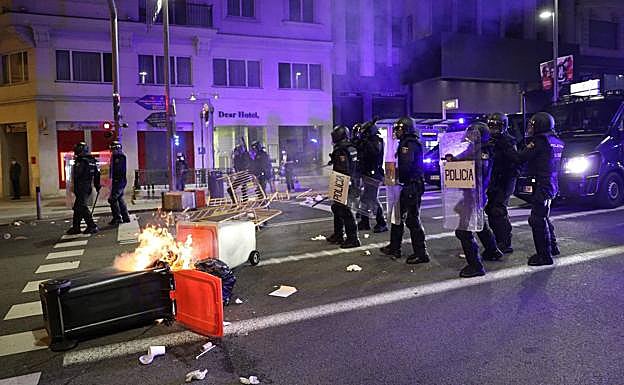 Sánchez: «La conducta violenta e irracional de grupos minoritarios es intolerable»