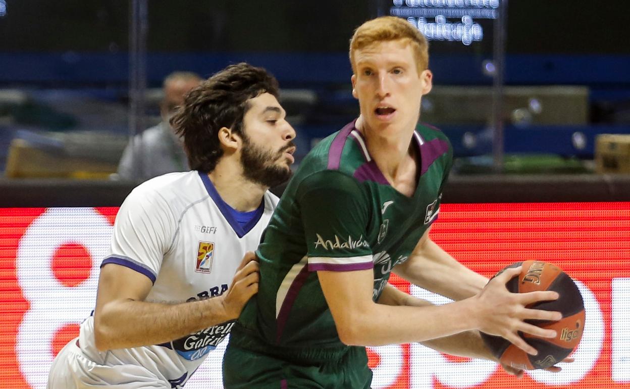 Pozas trata de robarle el balón a Alberto Díaz durante el encuentro jugado en el Palacio de los Deportes. 
